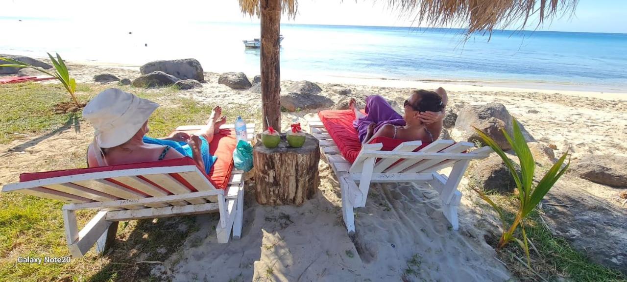 Paraiso Beach Hotel Brig Bay Luaran gambar