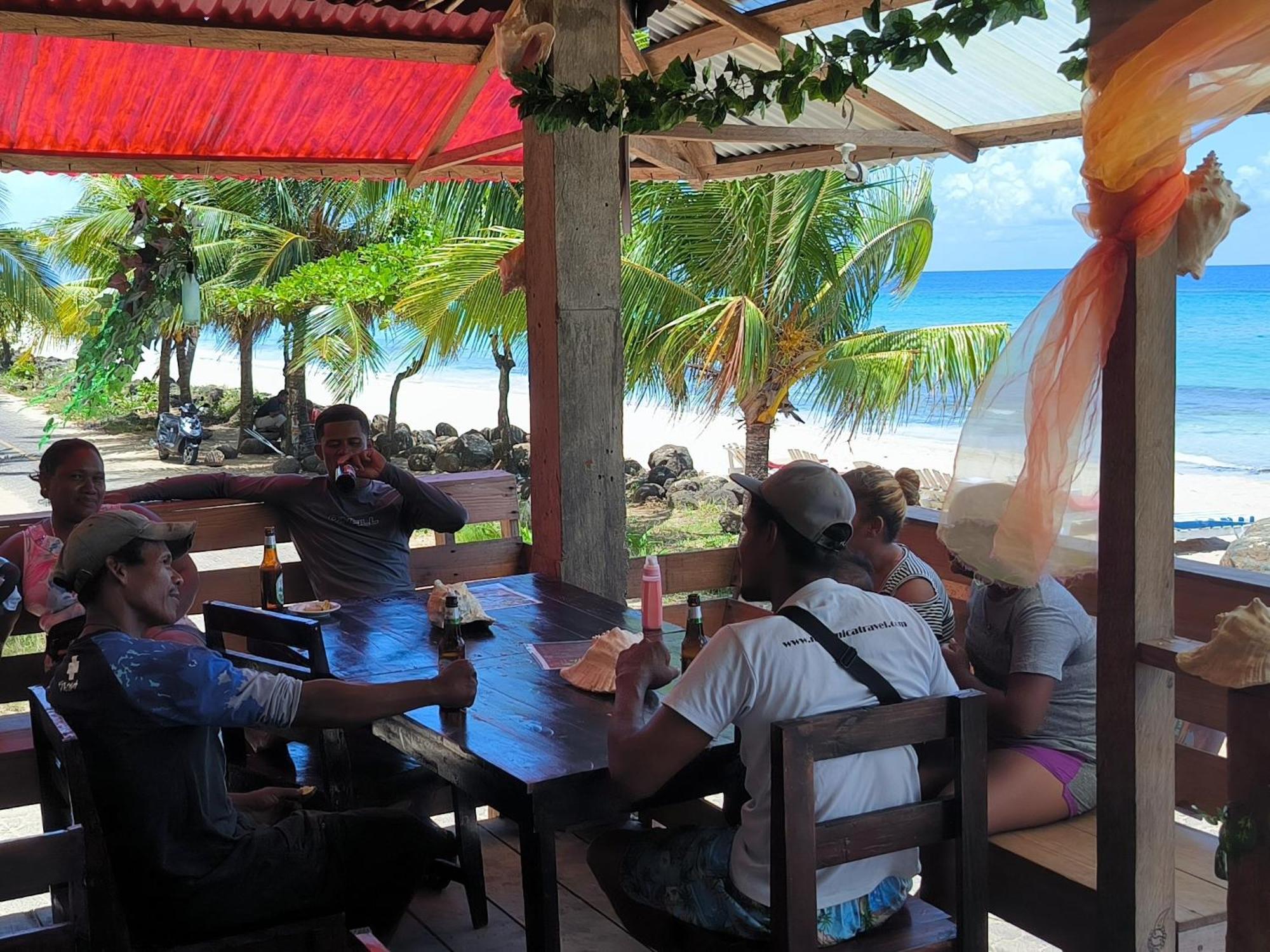 Paraiso Beach Hotel Brig Bay Luaran gambar