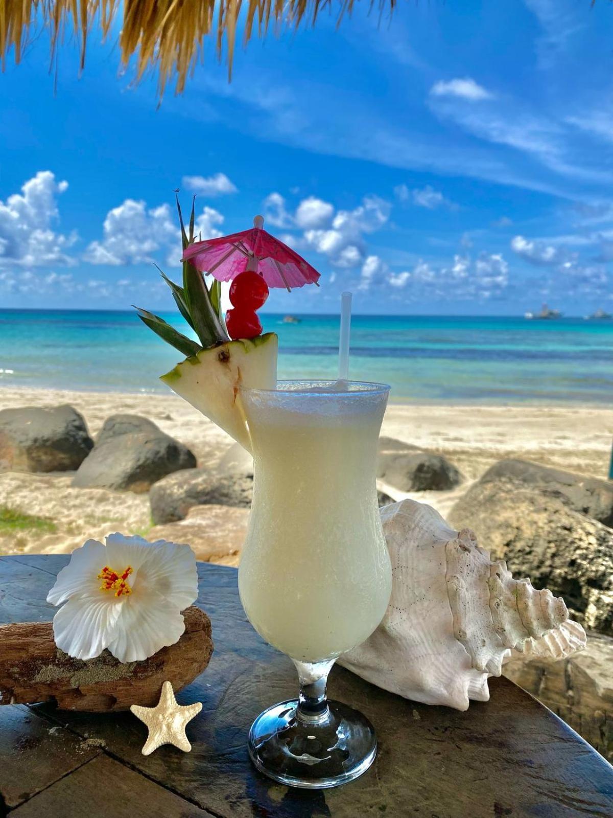 Paraiso Beach Hotel Brig Bay Luaran gambar