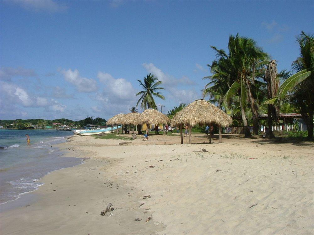 Paraiso Beach Hotel Brig Bay Luaran gambar