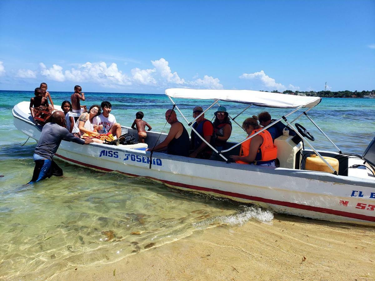 Paraiso Beach Hotel Brig Bay Luaran gambar
